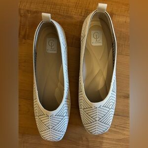 CL by Laundry Women's Geometric White and Black Flats